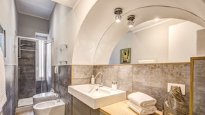 Une salle de bain moderne avec une baignoire sur pieds, un lavabo et un espace douche.