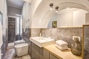 Departamento, 3 habitaciones | Baño | Regadera, secadora de cabello, bidet, toallas 