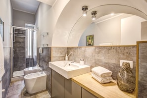 Departamento, 3 habitaciones | Baño | Regadera, secadora de cabello, bidet, toallas