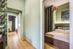 A bedroom with a bed, a hanging light fixture, and a painting on the wall. - Cinque Terre Stylish - 3 bedrooms (La Spezia)