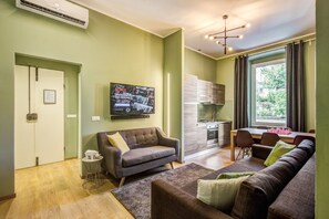 Departamento, 3 habitaciones | Área de sala de estar | Televisión de pantalla plana de 50 pulgadas con canales digitales