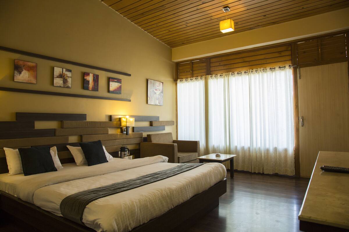 Phòng đôi Deluxe, 1 giường cỡ king | Bộ đồ giường cao cấp, bàn, giường gấp/giường phụ (phụ phí) 