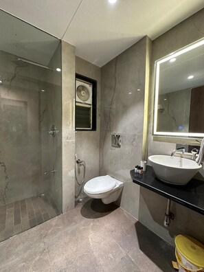Standard Double Room, 1 King Bed | Bathroom