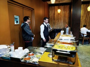 Desayuno buffet (INR 300 por persona) 