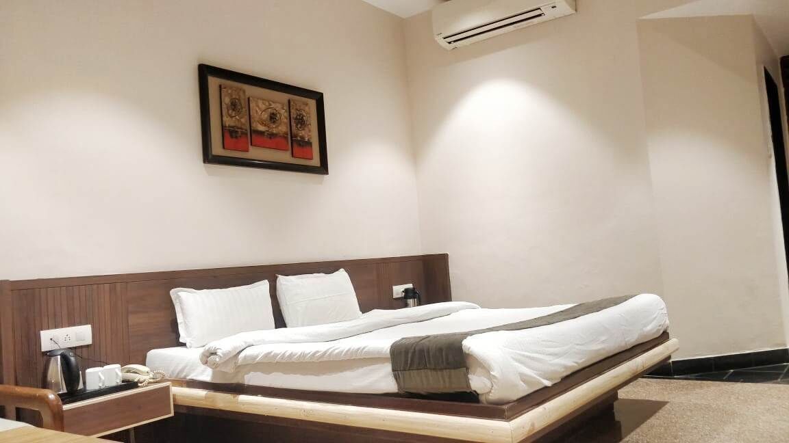 Premium bedding, desk, rollaway beds, free WiFi