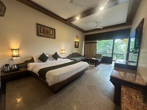 传统双人房, 1 张特大床, 山景 | 高档床上用品、办公桌、折叠床/加床(额外收费)、免费 WiFi
