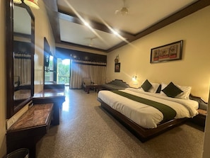 Phòng đôi truyền thống, 1 giường cỡ king, quang cảnh đồi núi | Bộ đồ giường cao cấp, bàn, giường gấp/giường phụ (phụ phí) 