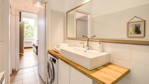 Ducha, secador de pelo, bidet, toallas