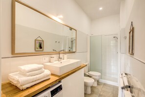 Leilighet | Bad | Dusj, hårføner, bidé og håndklær