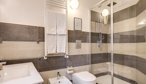 Lejlighed - 2 soveværelser | Badeværelse | Bruser, hårtørrer, bidet, håndklæder