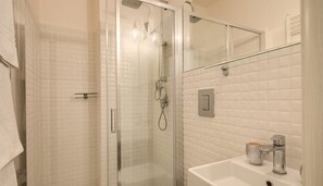 Apartamento, 2 quartos | Banheiro | Chuveiro, secador de cabelo, bidê, toalhas de banho