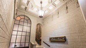 Un magnifique escalier avec une porte en verre et une vitrine fixée au mur.