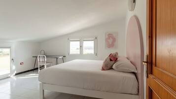 Comfort-Apartment, 2 Schlafzimmer, Balkon, Stadtblick | 1 Schlafzimmer, hochwertige Bettwaren, Betten mit Memory-Foam-Matratzen