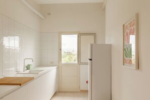 Comfort Apartment, 2 Bedrooms, Balcony, City View | Private kitchen