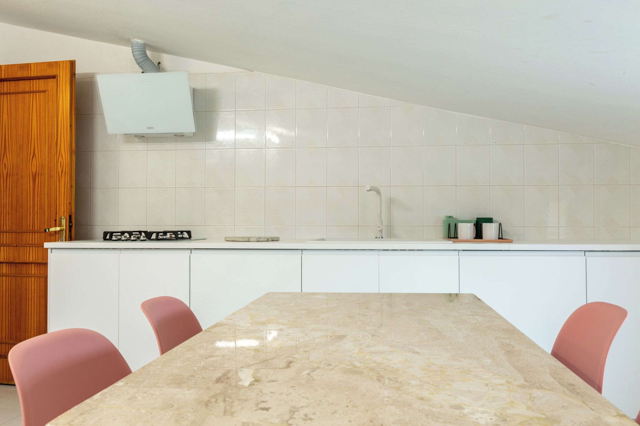 Căn hộ tiện nghi đơn giản, 2 phòng ngủ, ban công, quang cảnh thành phố | Khu vực ăn uống tại phòng