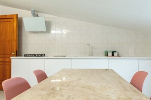 Comfort Apartment, 2 Bedrooms, Balcony, City View | Makan dalam bilik