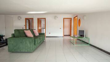 Comfort-Apartment, 2 Schlafzimmer, Balkon, Stadtblick | Wohnbereich | LCD-Fernseher, Netflix