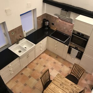 Villa, 2 Bedrooms, Kitchen | Private kitchen | Fridge, microwave, oven, stovetop - Villa Dornröschen (Hofgeismar)