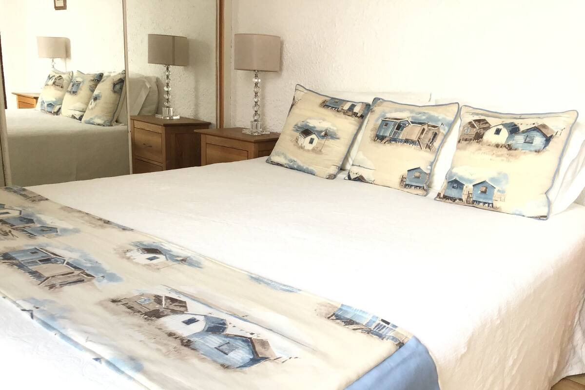 Quarto casal, no pátio | Ferros/tábuas de passar roupa, roupa de cama