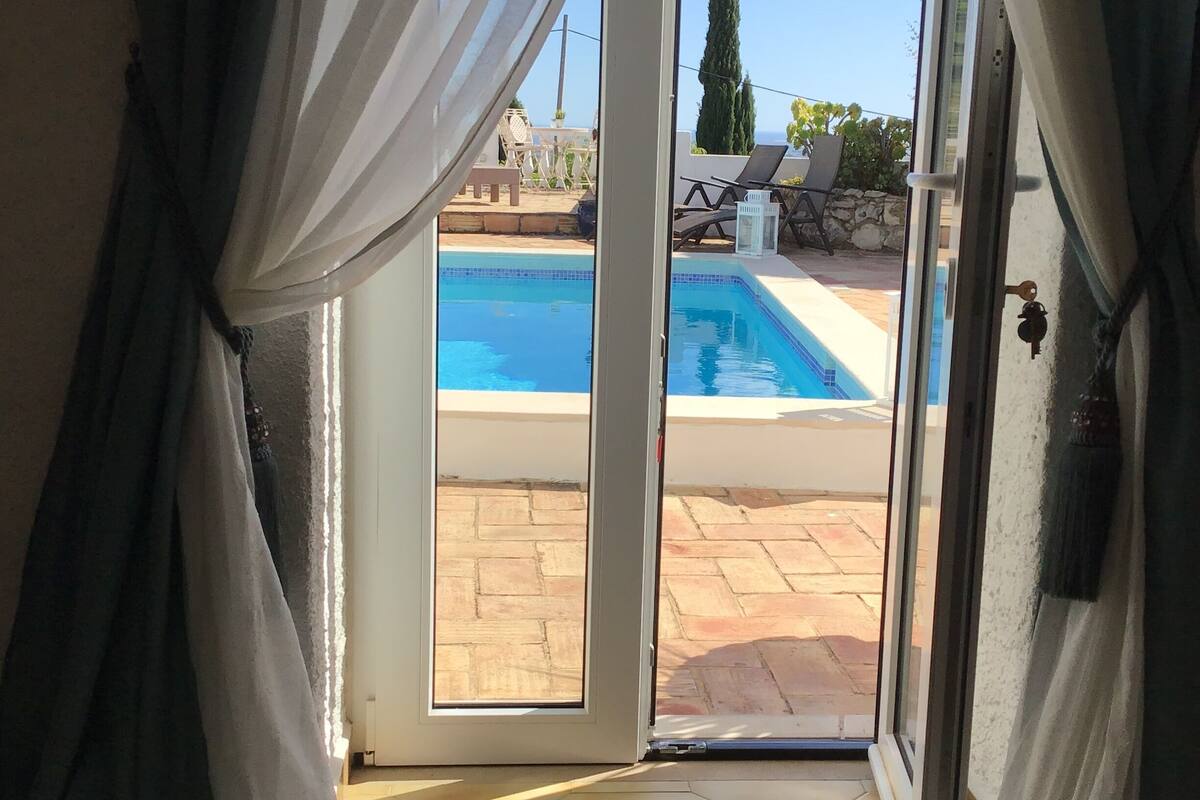 Quarto duplo, vista para a piscina | Ferros/tábuas de passar roupa, roupa de cama