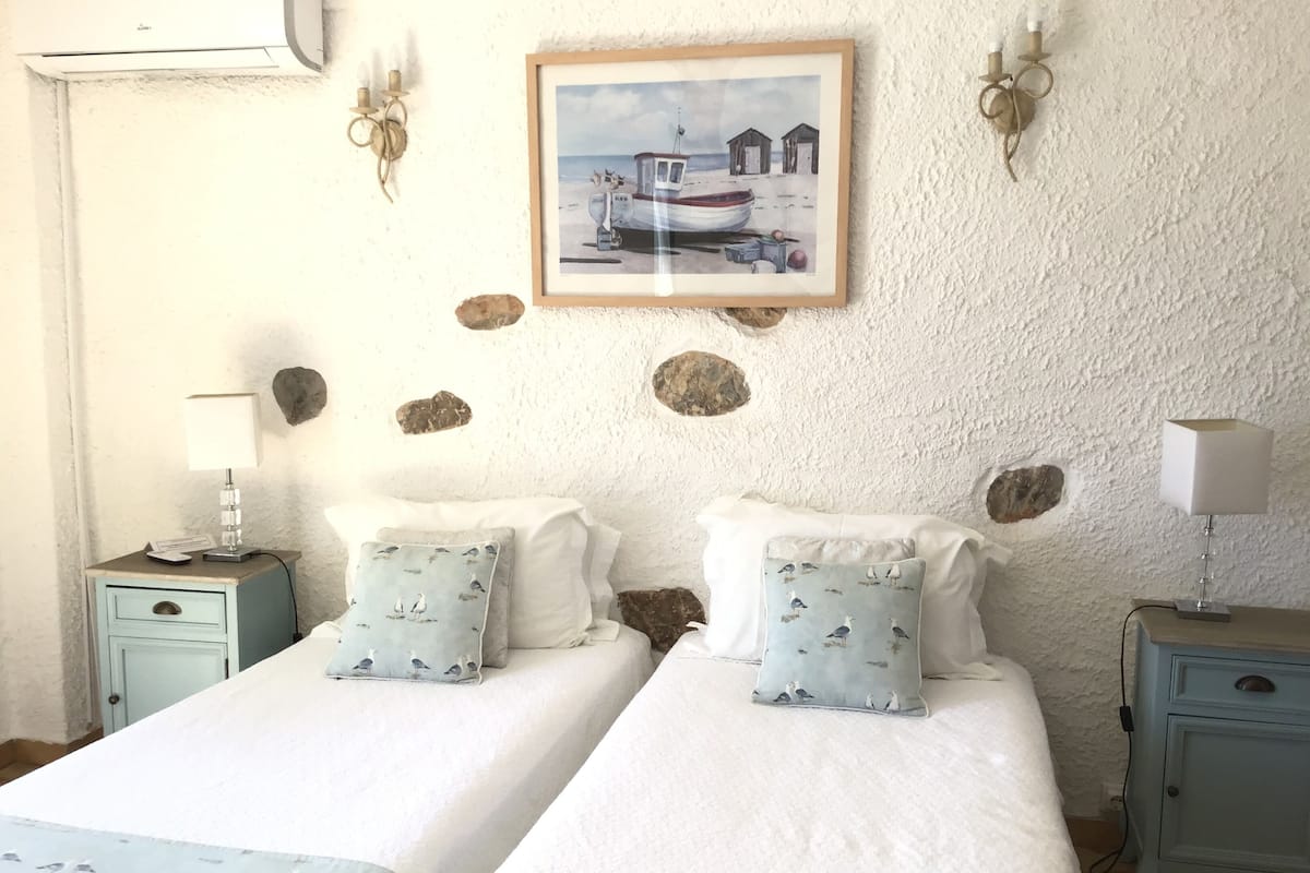 Habitación con 2 camas individuales, vista al océano | Tabla de planchar con plancha y ropa de cama