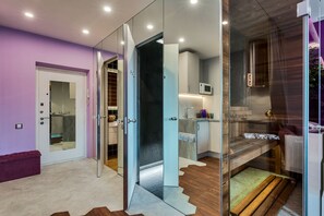 Suíte com design assinado, 1 cama King, para fumantes, sauna seca | Individualmente mobiliados, escrivaninha, cortinas blackout
