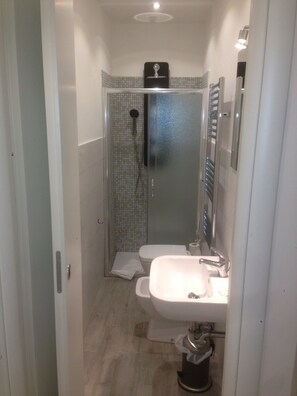 Habitación clásica, vistas a la ciudad | Baño | Ducha, art ículos de higiene personal gratuitos, secador de pelo y bidé