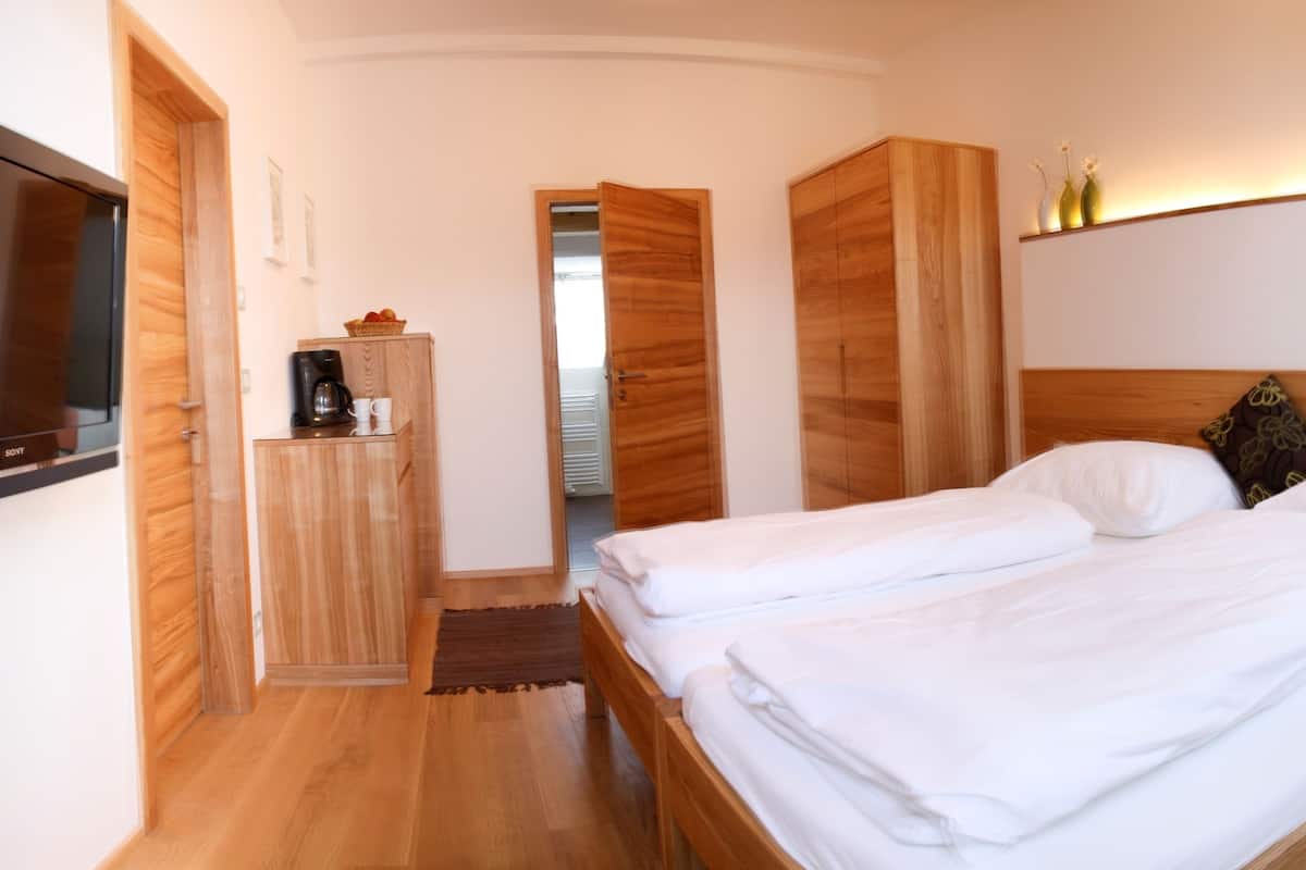 Habitación doble, vistas al jardín | Ropa de cama de alta calidad, escritorio, wifi gratis