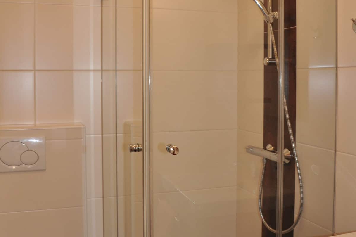 deep-soaking bathtub, towels