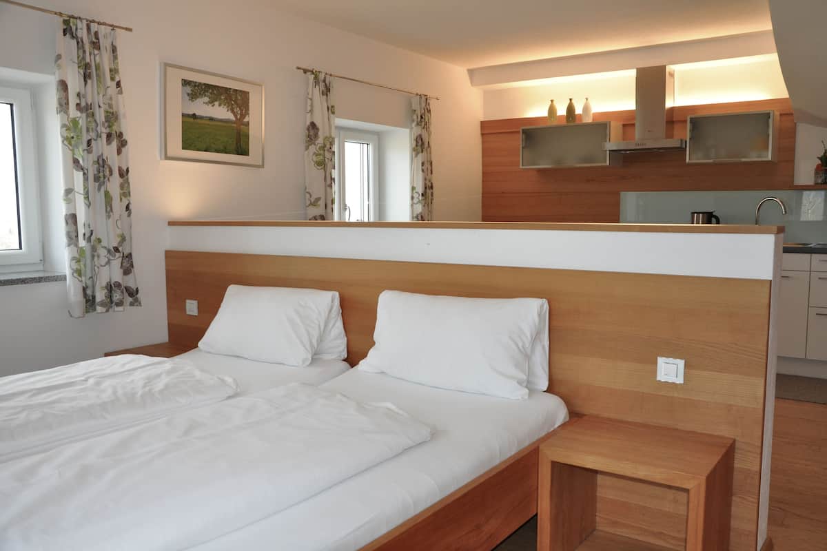Habitación triple, vistas al jardín | Ropa de cama de alta calidad, escritorio, wifi gratis
