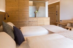 Habitación Deluxe doble, balcón, vistas al jardín | Ropa de cama de alta calidad, escritorio, wifi gratis