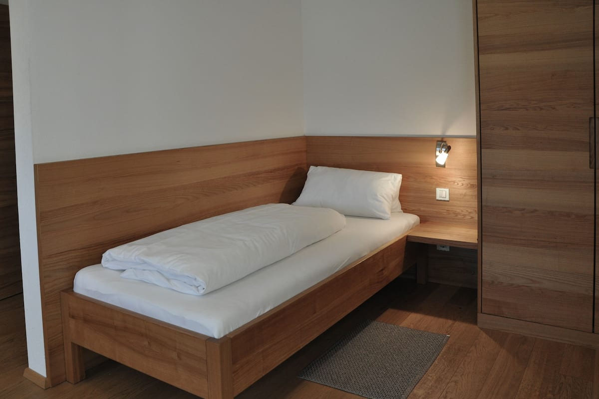 Habitación individual, vistas al jardín | Ropa de cama de alta calidad, escritorio, wifi gratis