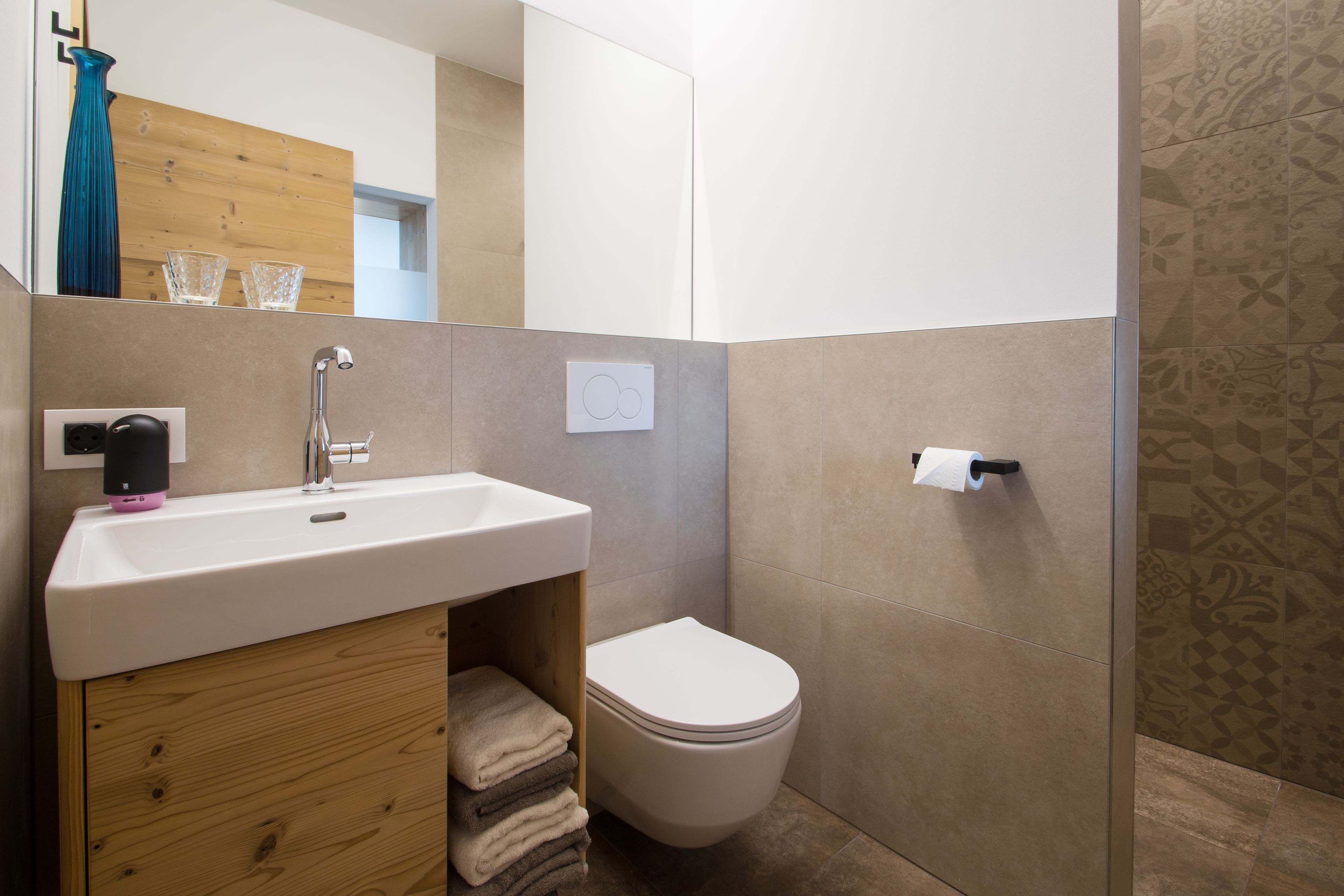 deluxe double room, balcony, garden view | bathroom | deep-soaking bathtub, towels