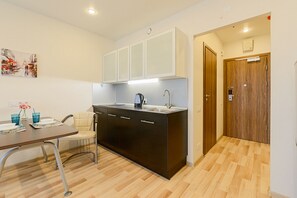 Studio | Private kitchenette | Full-sized fridge, microwave, stovetop, electric kettle - Apartments Domotelli Ye's (St. Petersburg)
