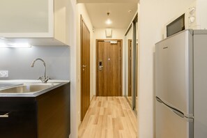 Studio | Private kitchenette | Full-sized fridge, microwave, stovetop, electric kettle - Apartments Domotelli Ye's (St. Petersburg)