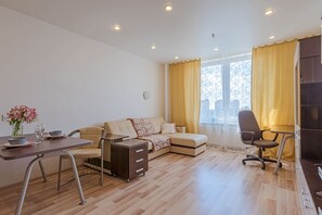 Desk, blackout drapes, iron/ironing board, free WiFi - Apartments Domotelli Ye's (St. Petersburg)