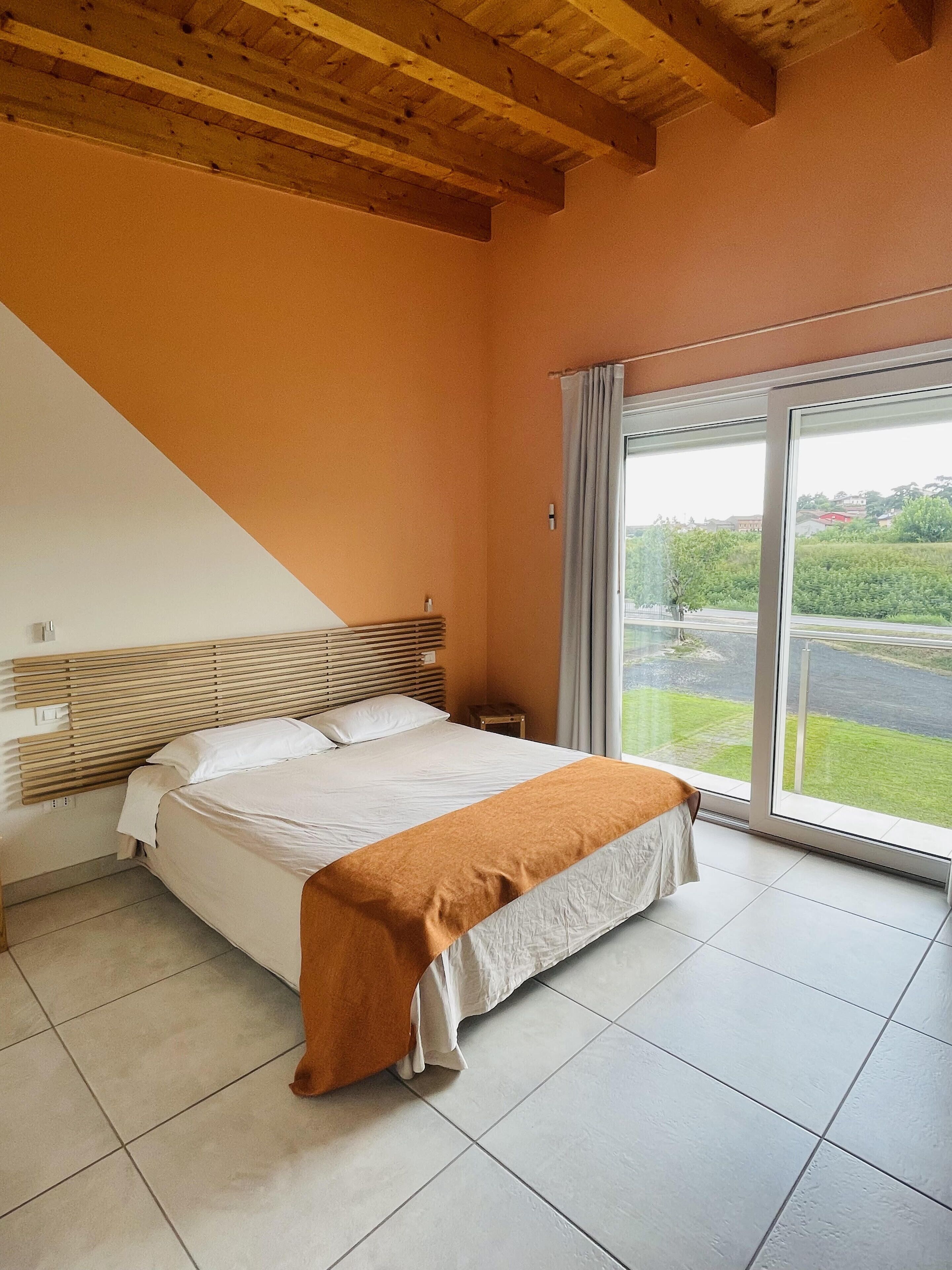 Doppelzimmer | Hochwertige Bettwaren, Schreibtisch, Verdunkelungsvorhänge