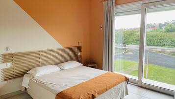 Dubbelrum | Sängtillbehör av högsta kvalitet, skrivbord och mörkläggningsgardiner