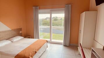 Habitación doble | Ropa de cama de alta calidad, escritorio y cortinas blackout