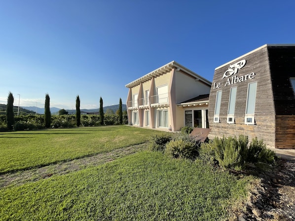 Un edificio moderno con un letrero que dice "Le Albare".