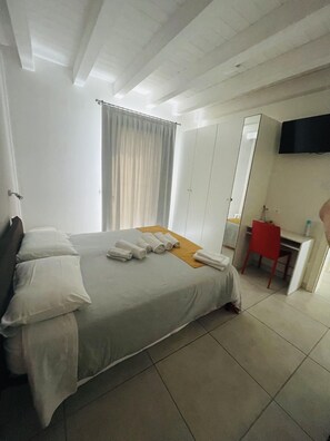 Triple Room | Premium bedding, desk, blackout drapes, free WiFi - B&B Le Albare (Montecchia di Crosara)