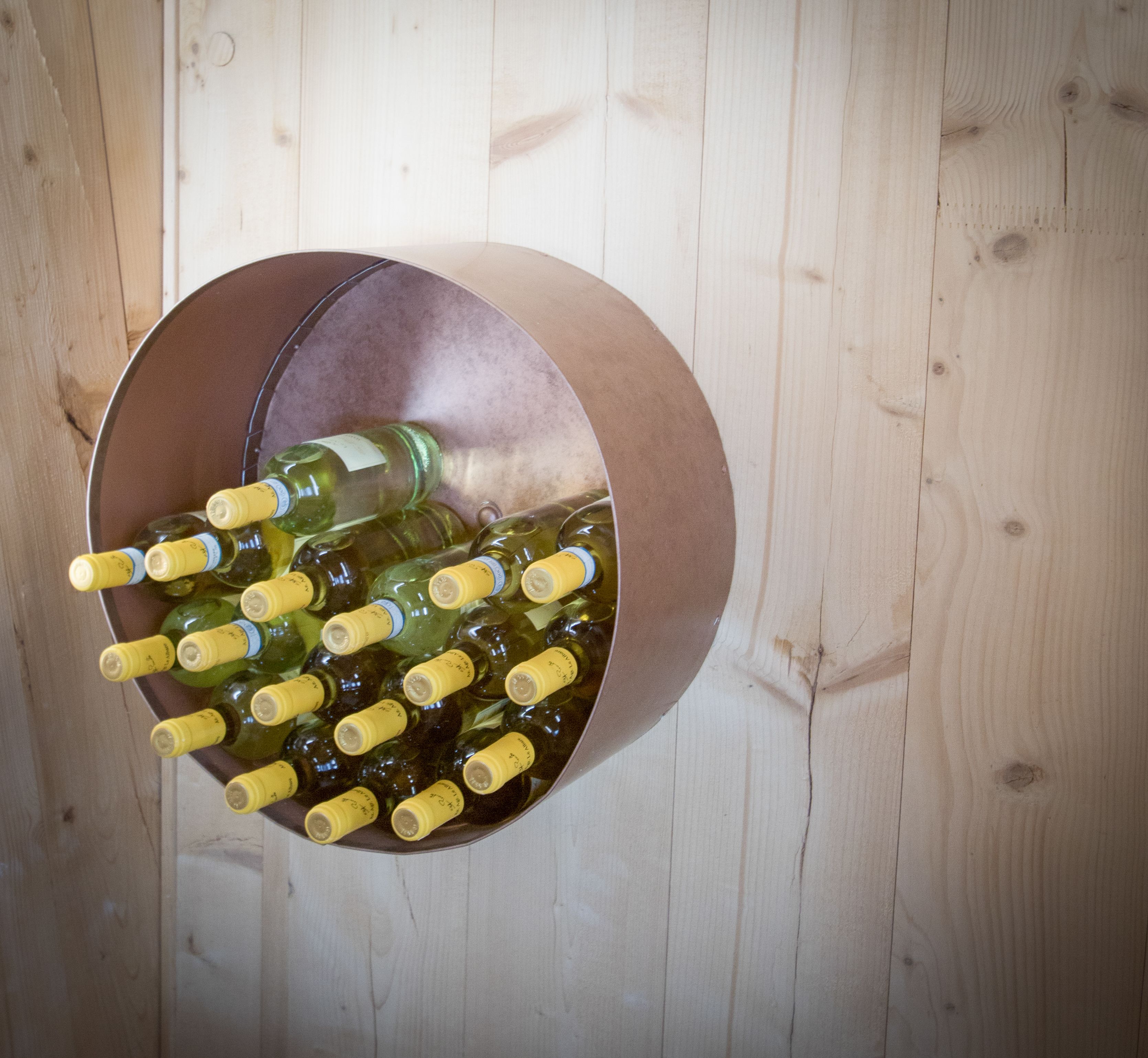 Una botellera con varias botellas.