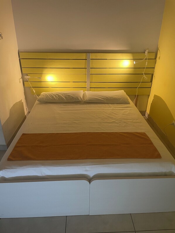 A bed with a headboard, white bedding, and a brown blanket. - B&B Le Albare (Montecchia di Crosara)
