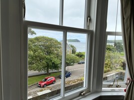 Habitación estándar doble | Escritorio, tabla de planchar con plancha, wifi gratis y ropa de cama