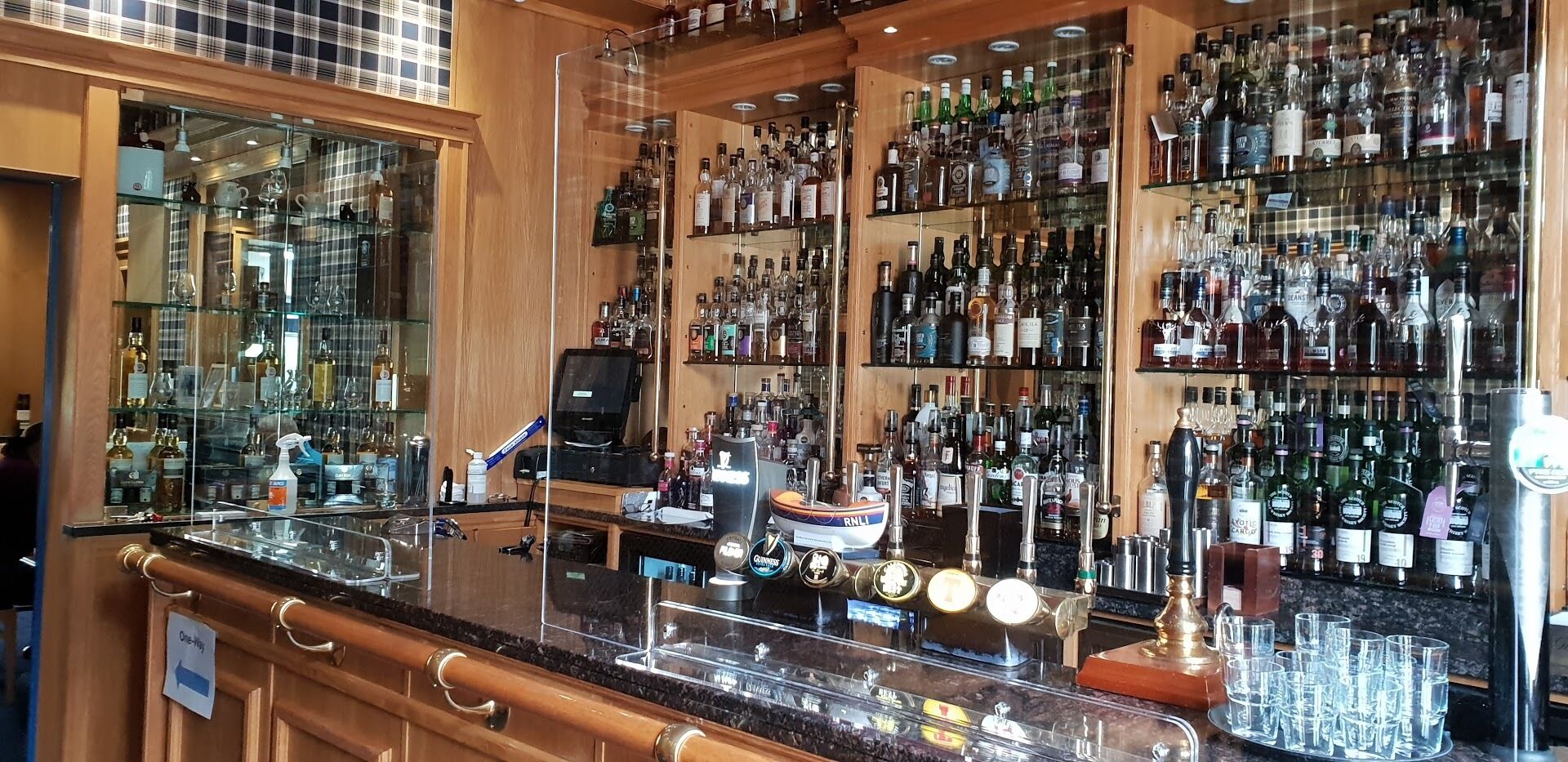 酒吧（店内）