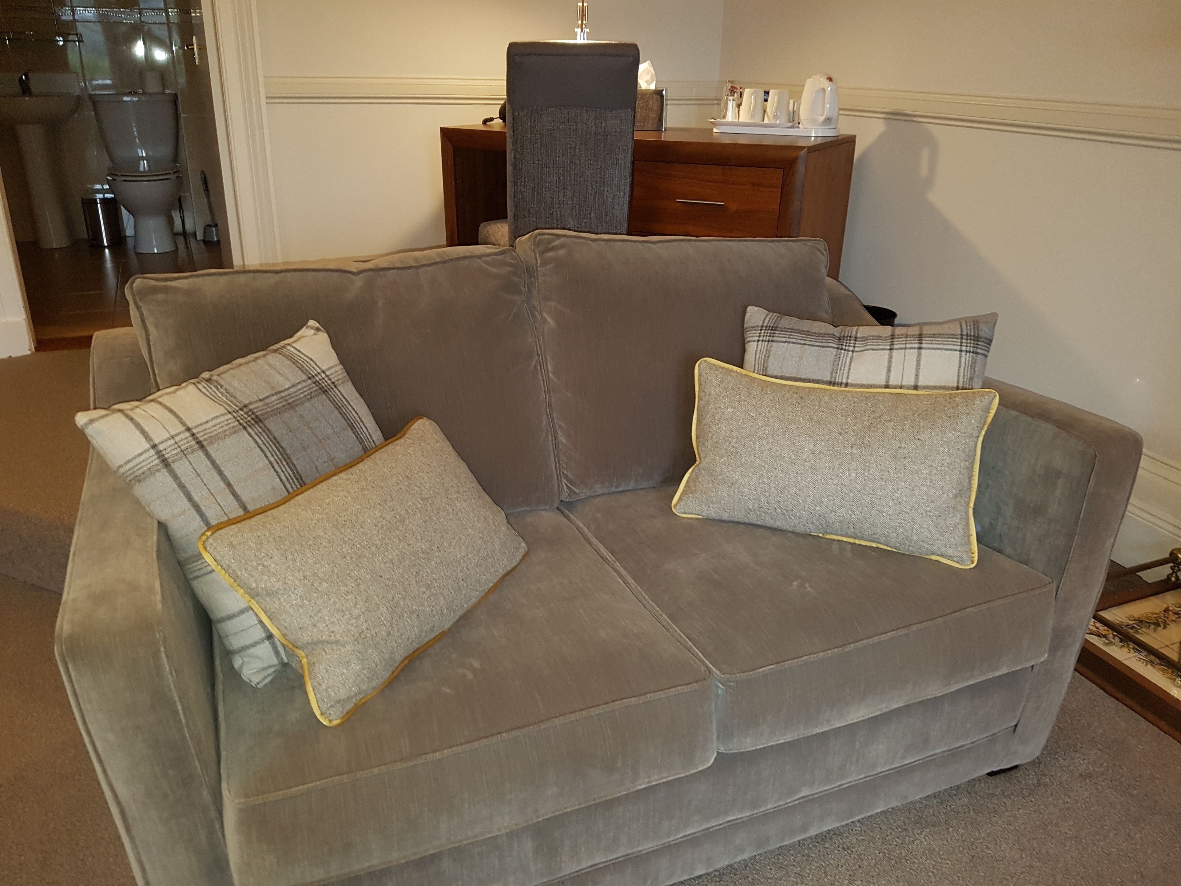 superior double room | living area | tv