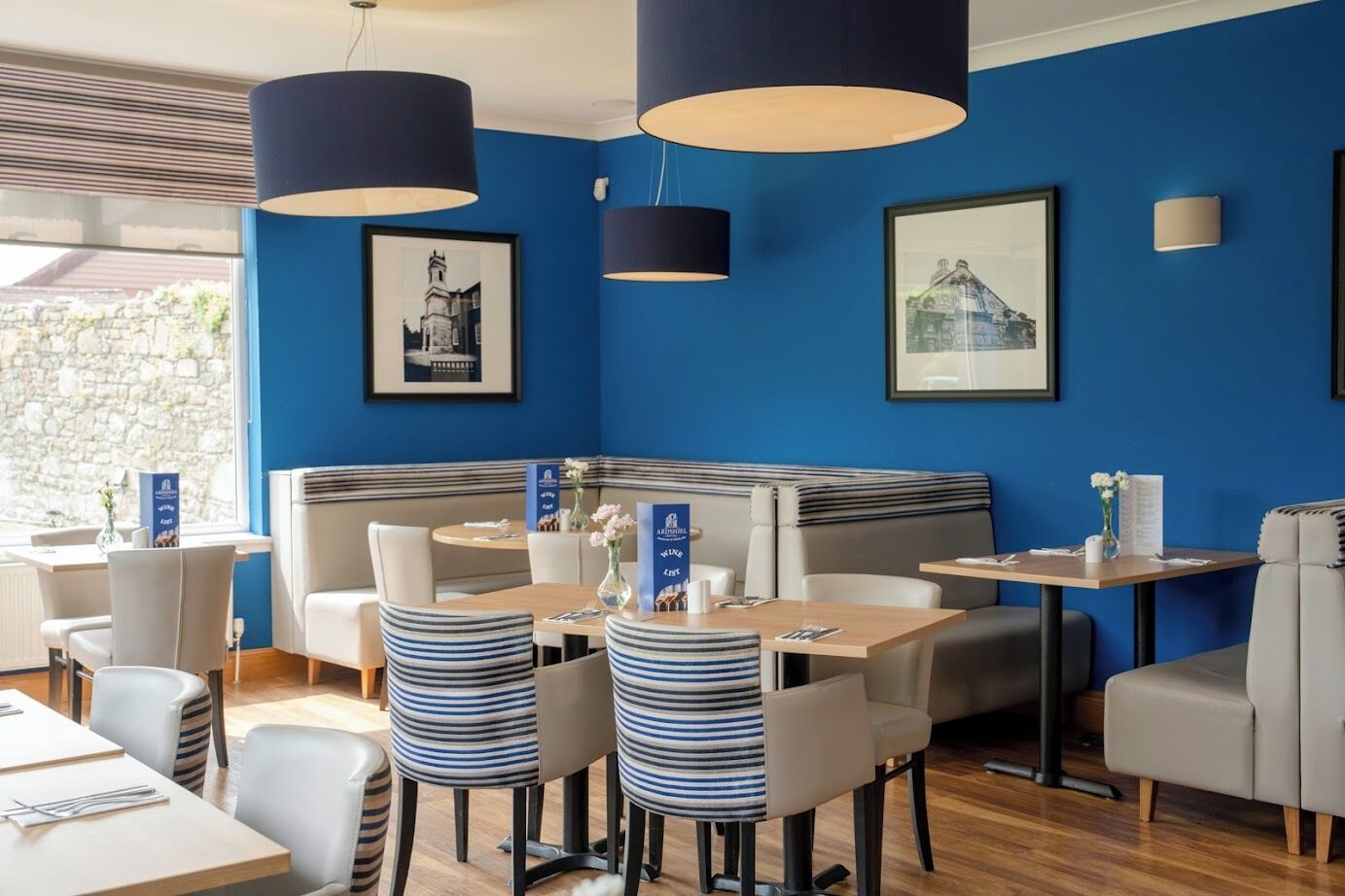 Déjeuner et dîner servis sur place, spécialités Cuisine locale