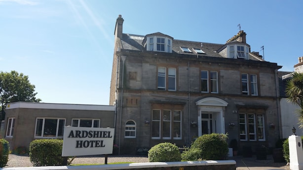 Un edificio de dos pisos con un letrero que dice "Ardshelf Hotel".