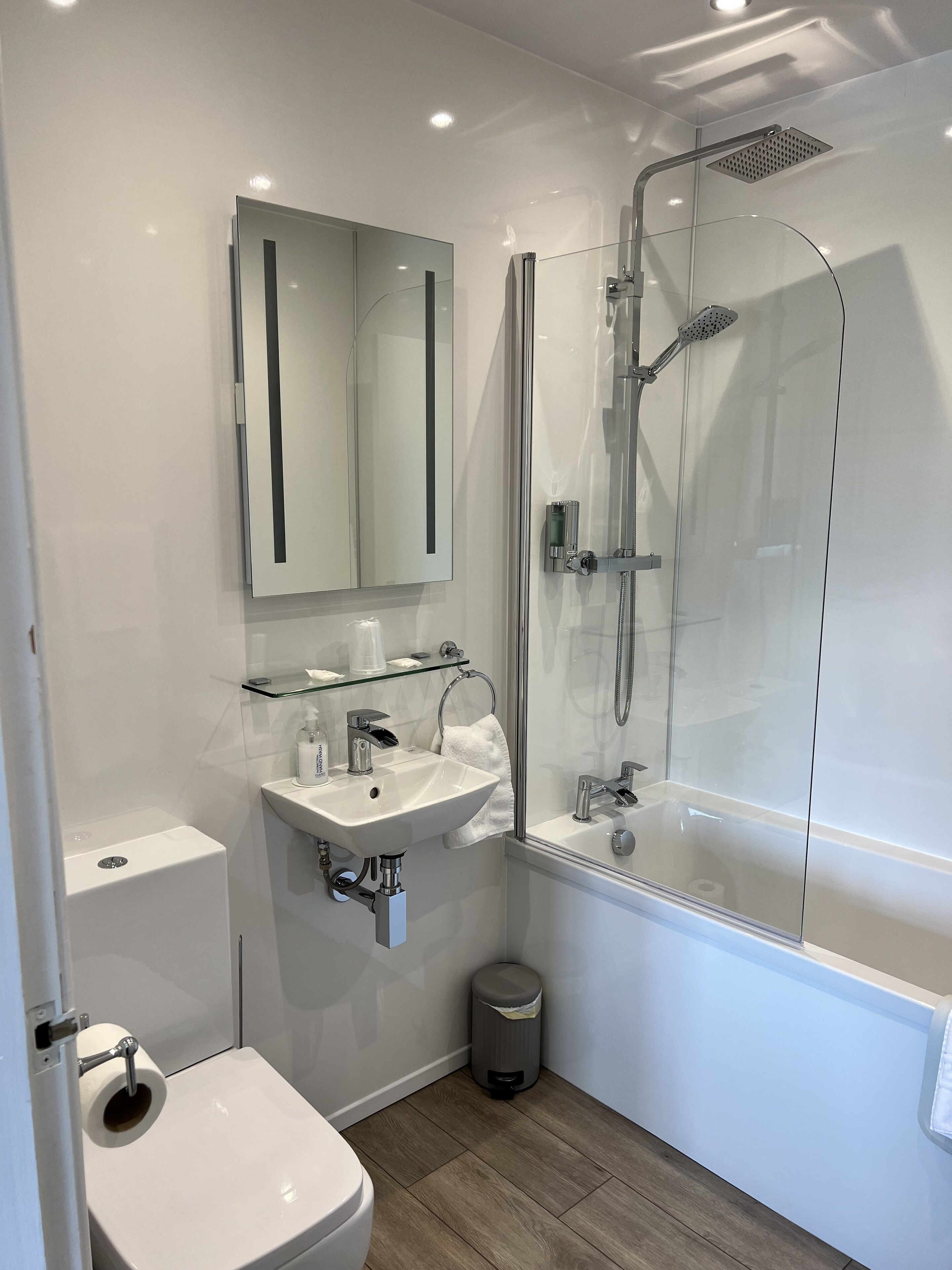 deluxe twin room | bathroom | shower, free toiletries, towels