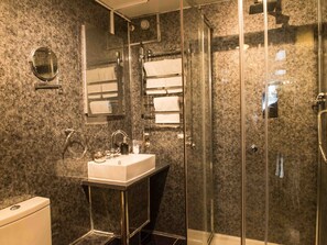 Monolocale, bagno in camera | Bagno